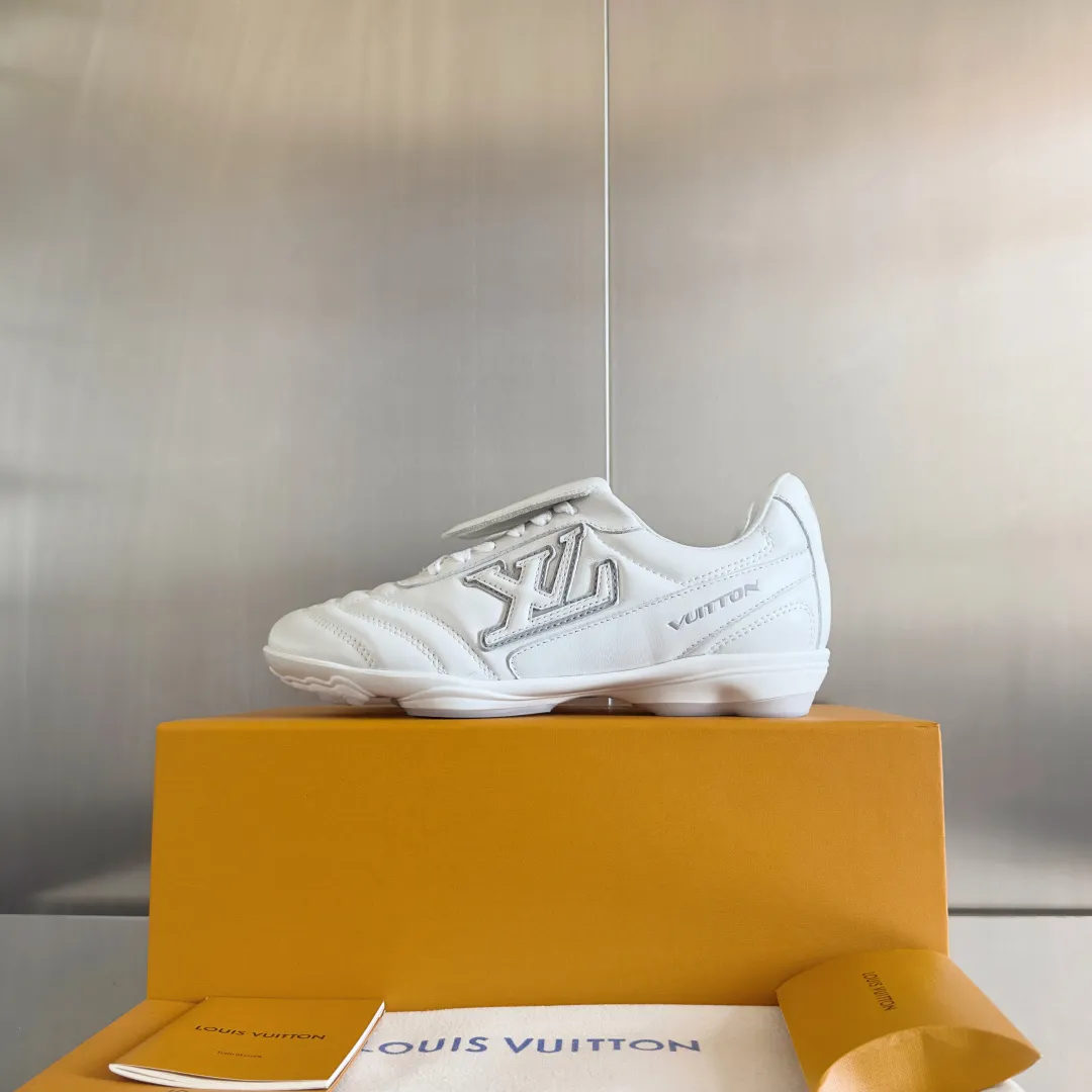 Top version: Couple model 640💰 LV Louis Vuitton L house Donkey brand latest Footprint series Couple model football sneakers casual running shoes original purchase development and production This Footprint Soccer sneaker was unveiled in the 2025 spring and summer series fashion show. It is the first sneaker designed by Pharrell Williams inspired by football shoes. The shoes are inspired by football, a sport that spans generations and cultures, echoing the 2025 spring and summer series fashion show's theme of unity and universal participation. The shoe is famous for its sleek design, with the dynamic IV Initials logo embellished on the side, the tongue embellished with the Lvers United badge inspired by the football team, and the foot pattern rubber sole decorated with multiple Louis Vuitton logos. Exquisitely packaged at the delivery counter🛍📦 ▪️Material: Original imported first-layer cowhide ▪️Lining: Original custom-made soft sheepskin lining ▪️Sole: Original open-molded two-color TPU combination sole ▪️Sole thickness: 3.5CM ▪️Size: Women’s 35-41 / Men’s 39-45